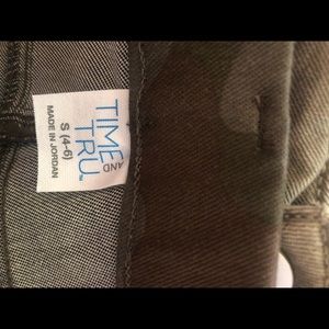 Woman's camo leggings